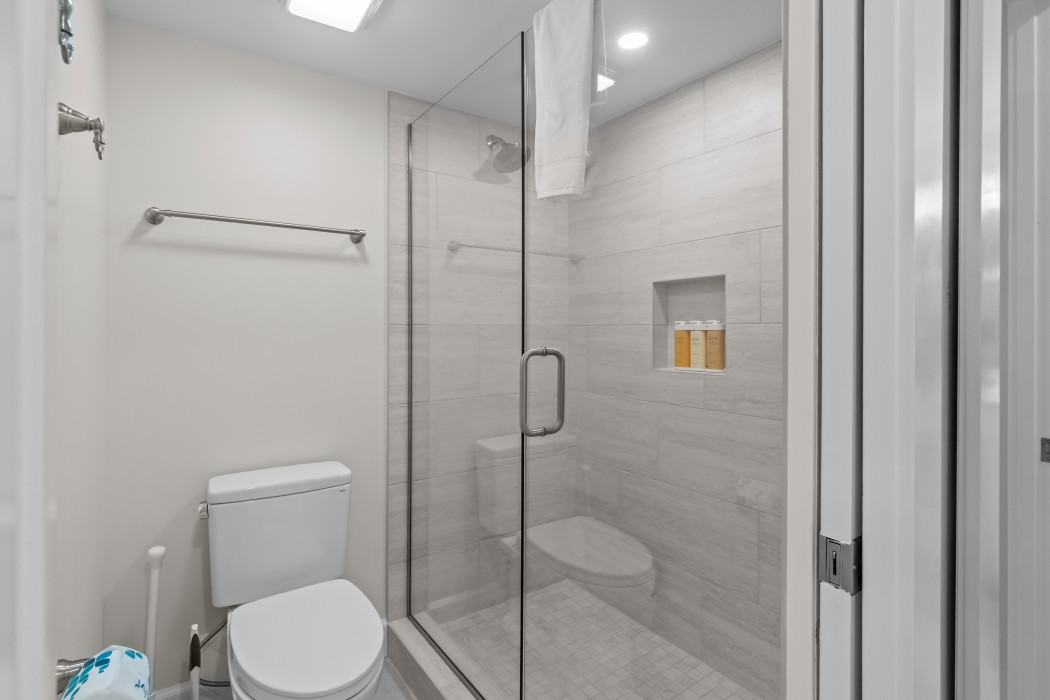 Master toilet w/walk-in shower