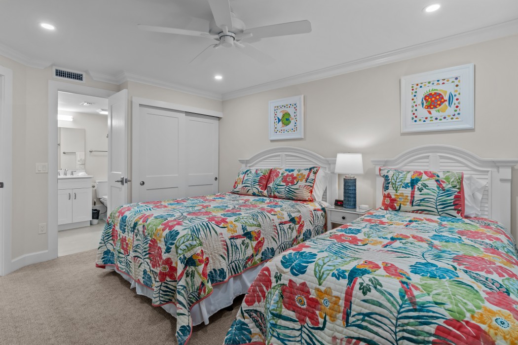 Guest bedroom w/queen and twin bed