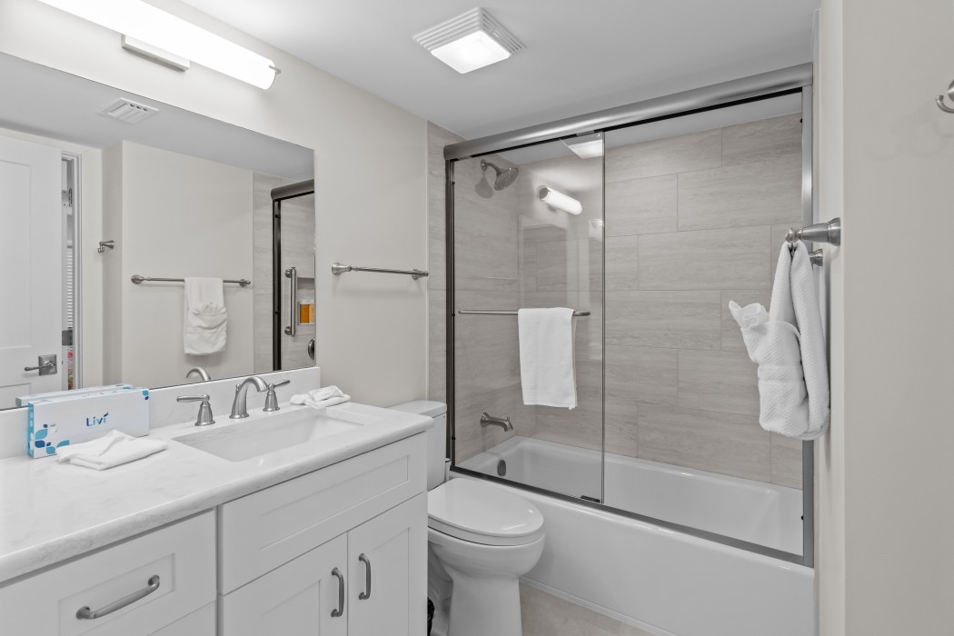 Guest bathroom w/combo shower&tub