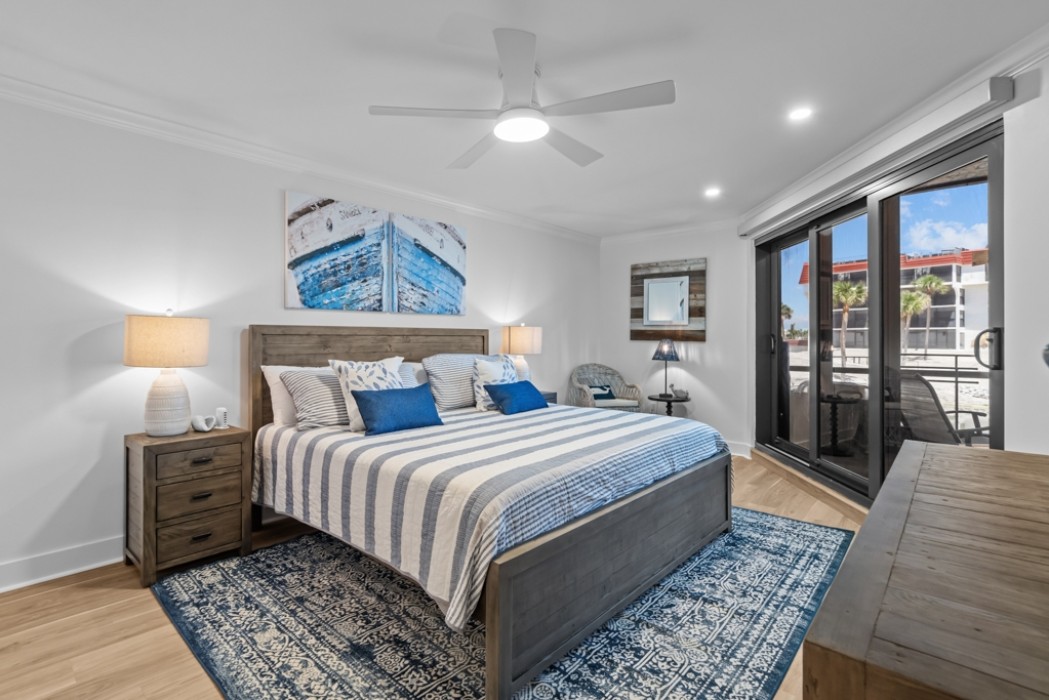 Master bedroom w/King bed