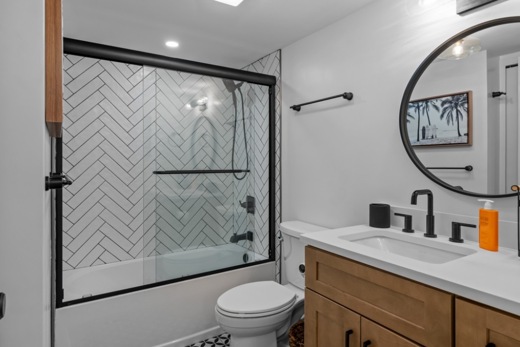 New guest bathroom w/combo shower and tub