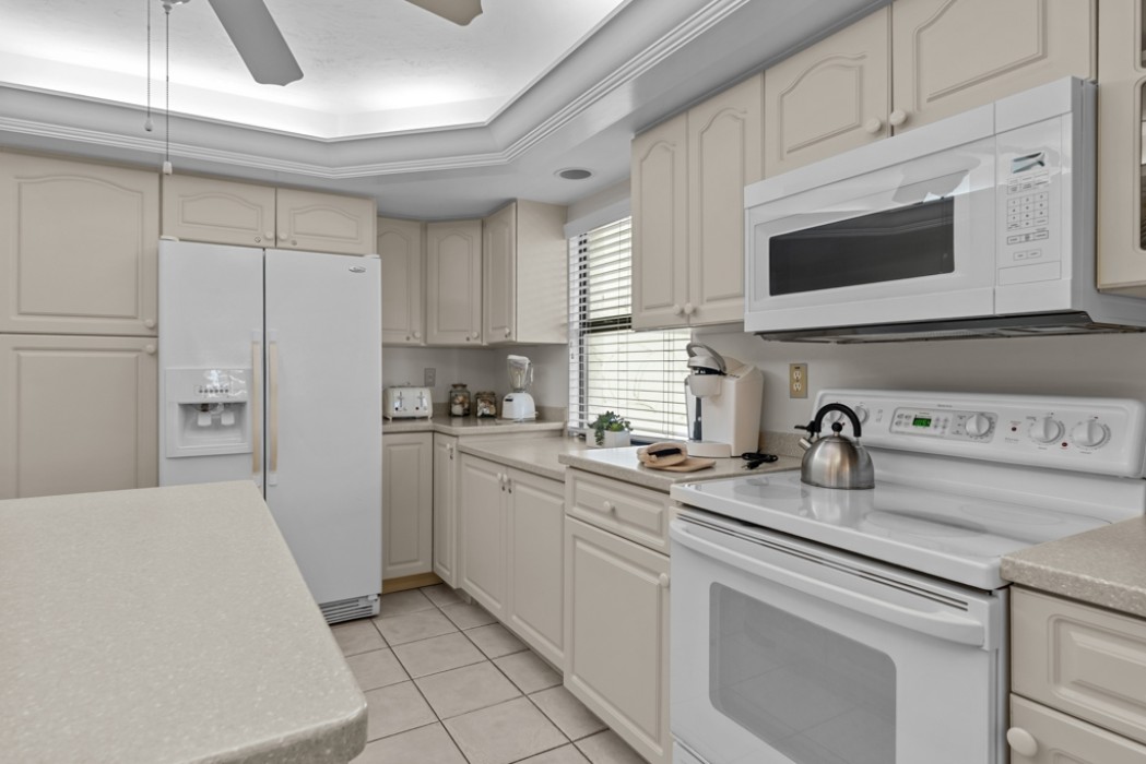 Kitchen w/ full size appliances