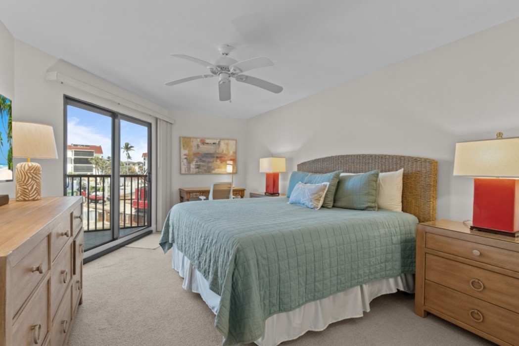 Master bedroom w/king bed