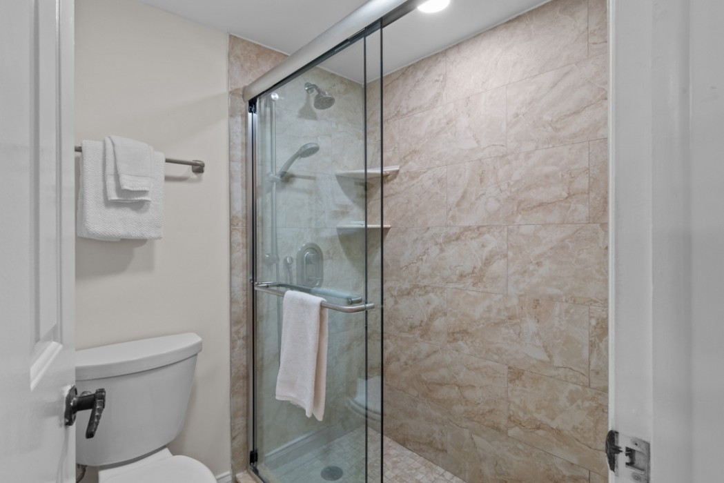 MB walking shower and toilet