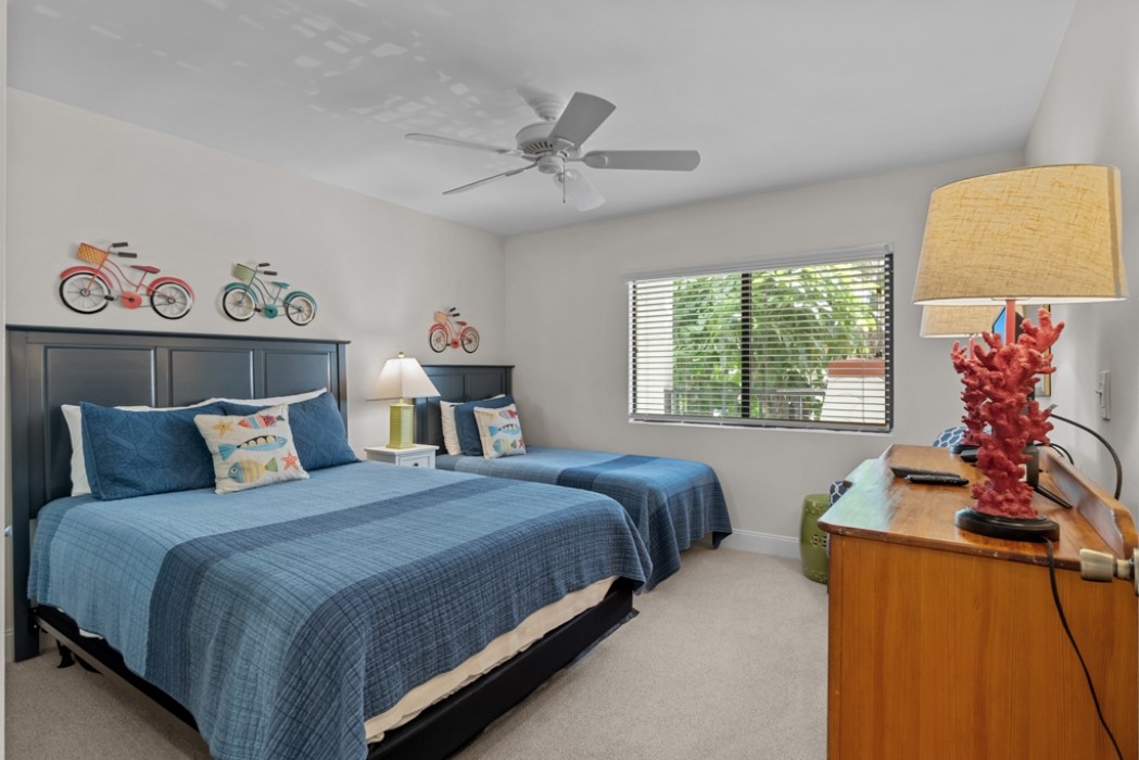 Guest bedroom w/queen and twin