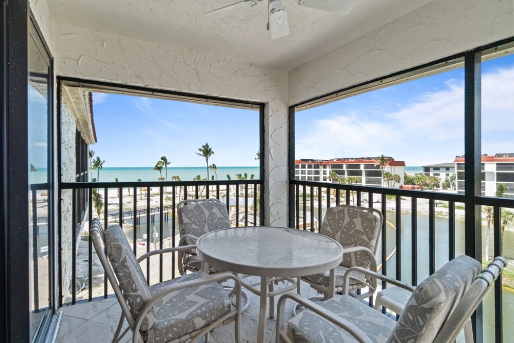 Enjoyable setting on the screened lanai