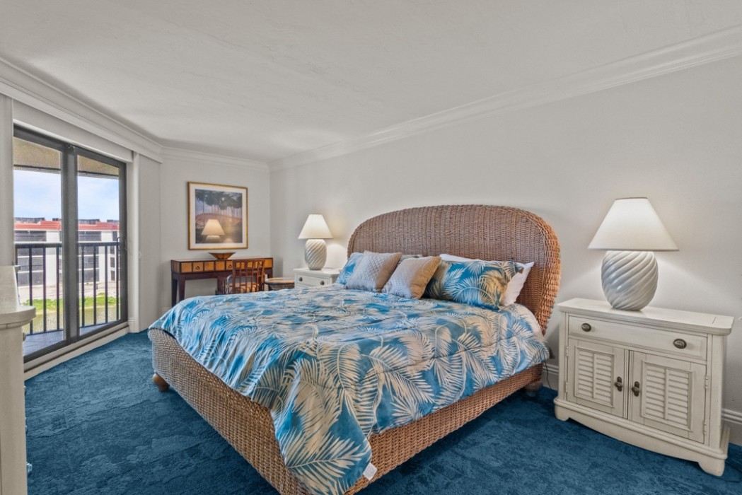 Master bedroom w/king bed