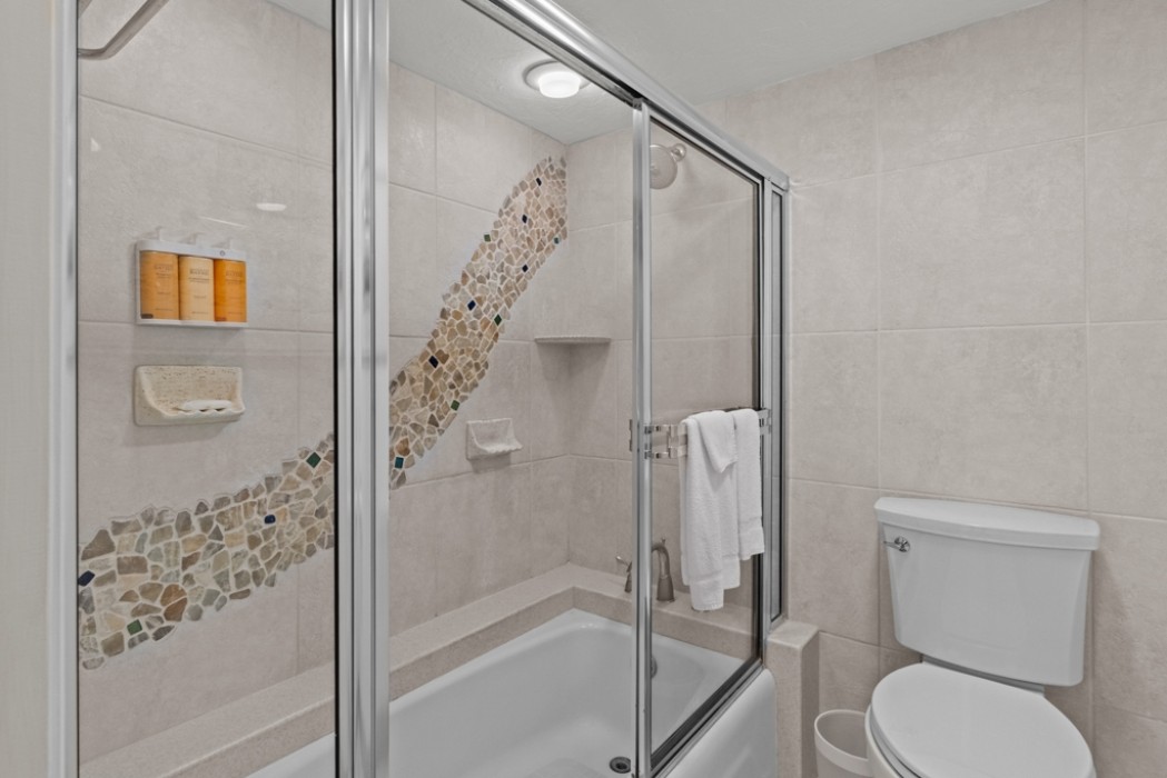 Master bathroom w/combo shower&tub