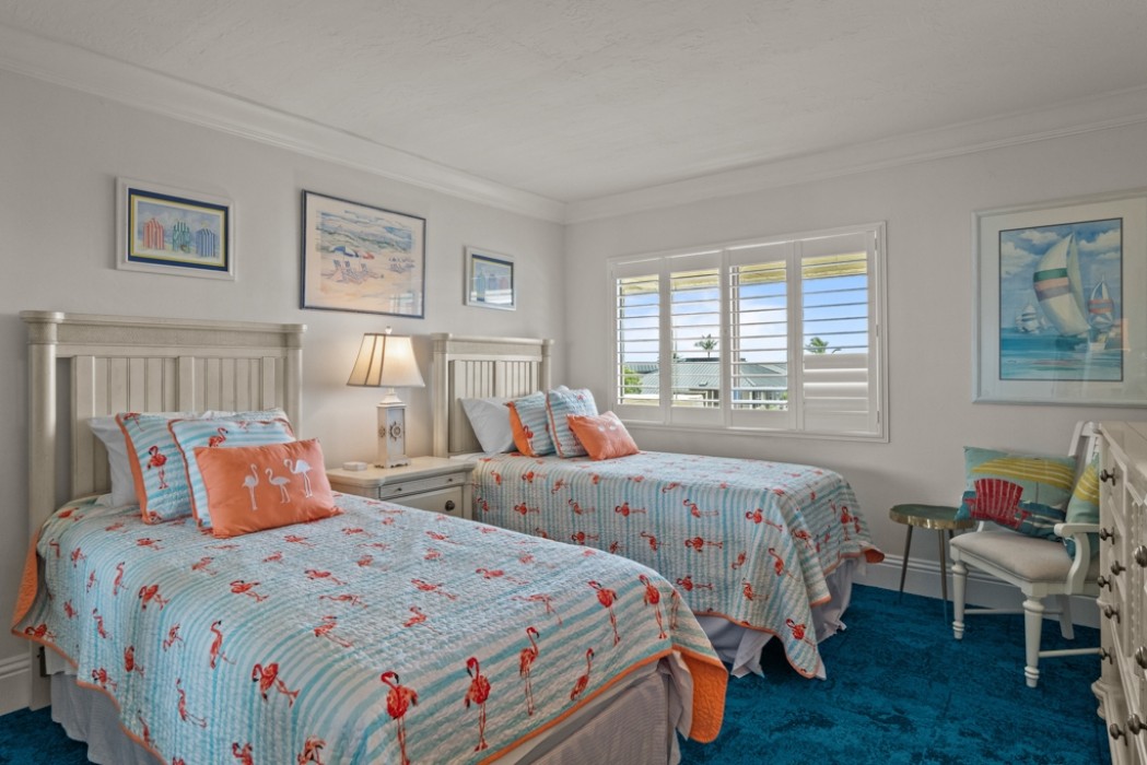 Guest bedroom w/two twin beds