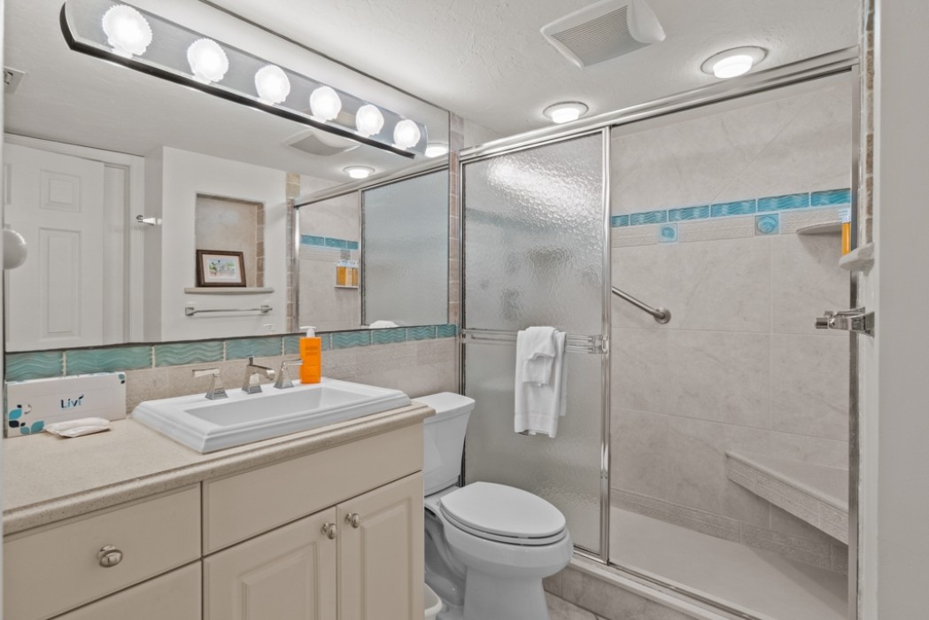 Guest bathroom w/walk-in shower