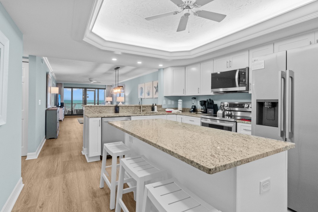 Kitchen fully equipped and an island