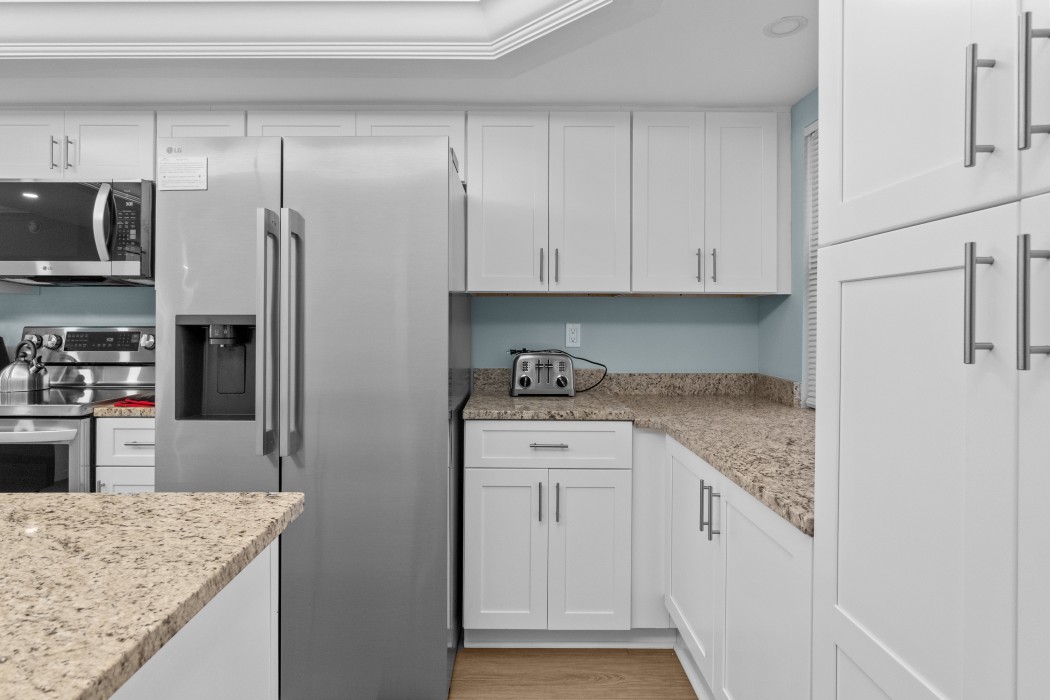 Kitchen w/plenty of counter top space