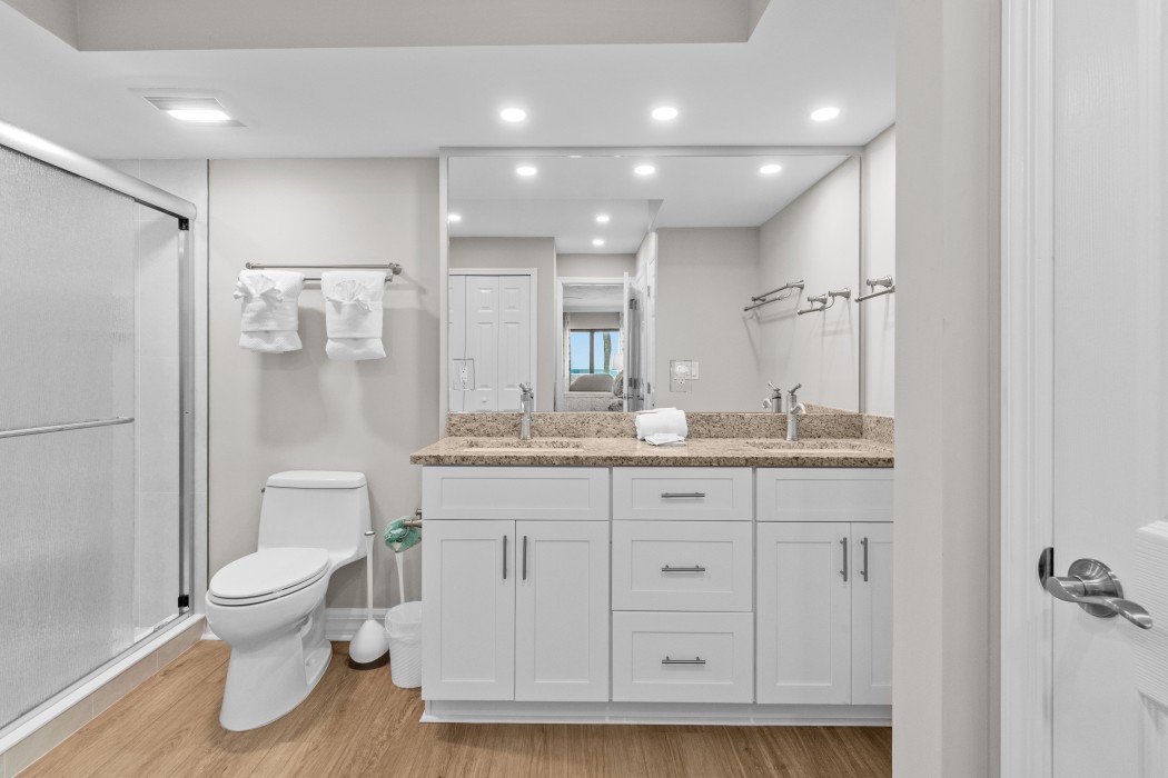 Master bathroom w/double vanity