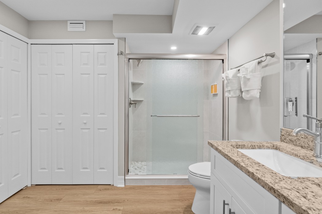 MBTH w/ walk-in shower