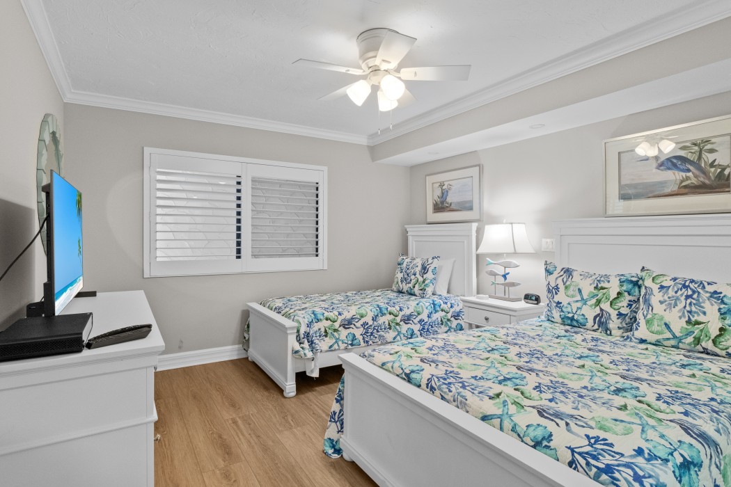 Guest bedroom w/queen and twin beds