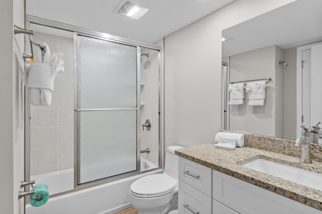 Guest bathroom w/combo shower/tub