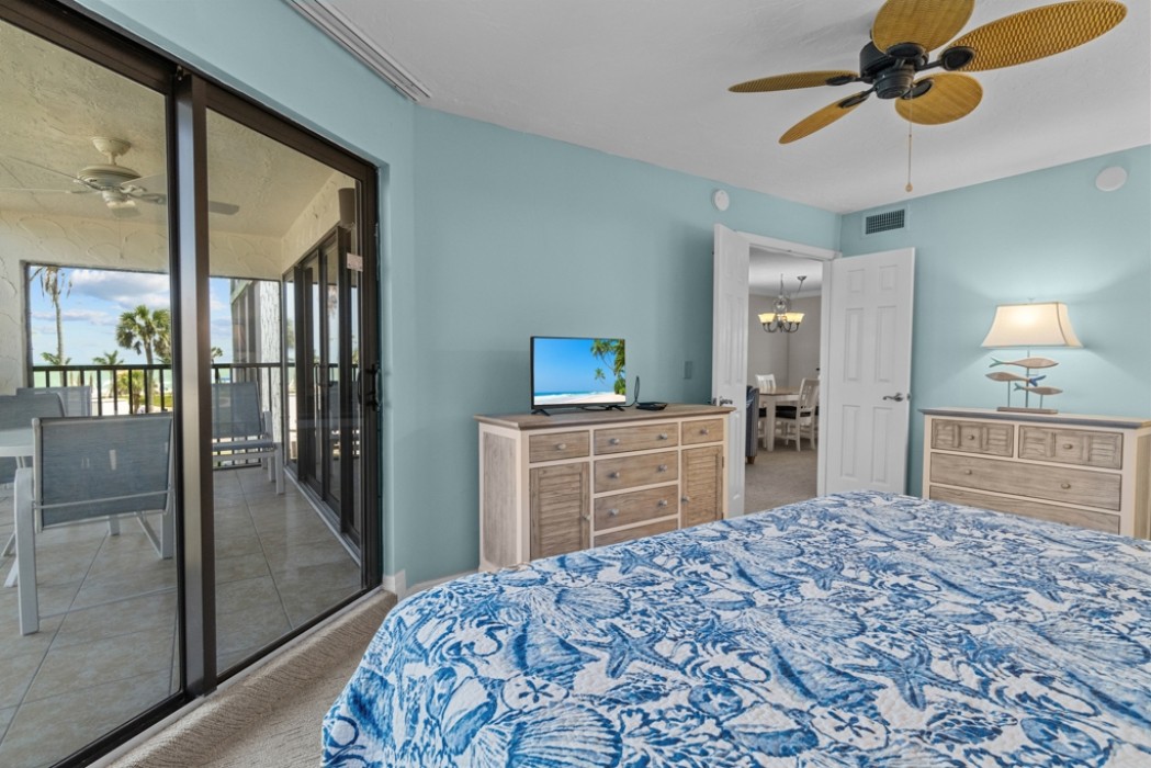 Master bedroom with accesses to the patio