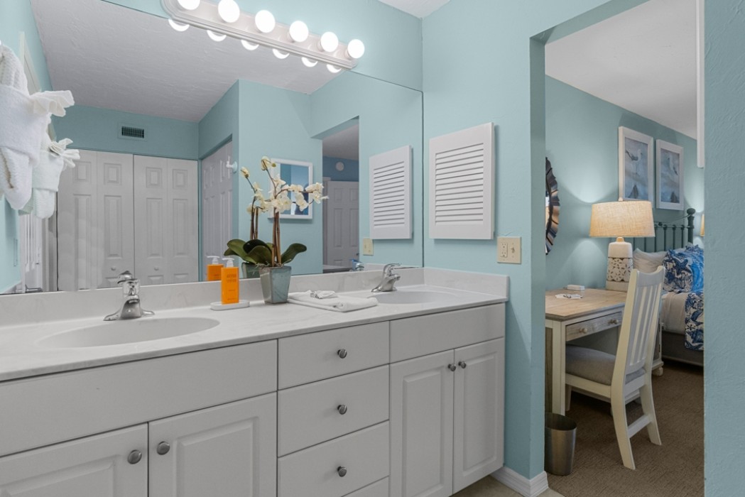 Master bathroom w/double vanity