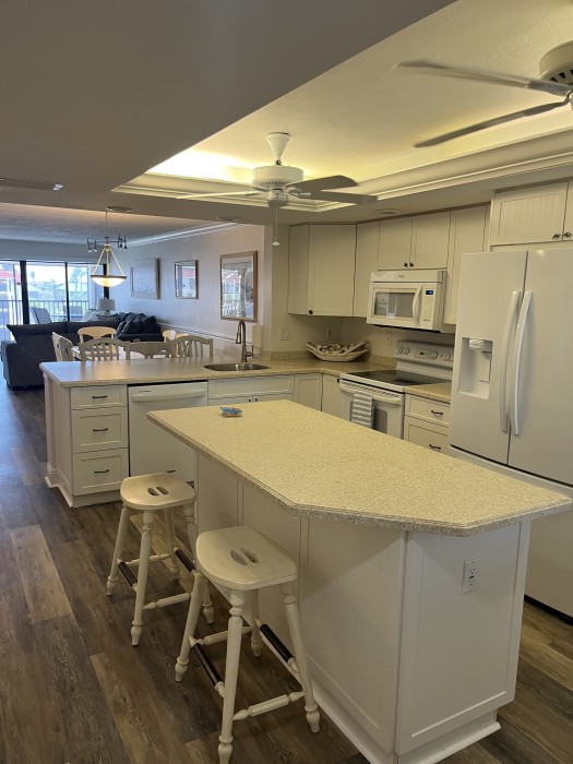 Kitchen w/island seating