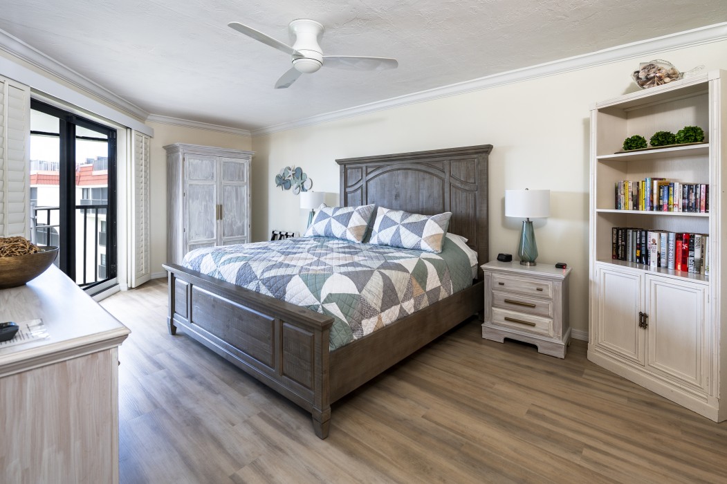 The comfortable master bedroom has a king bed, HDTV, and great views thru the lanai door!