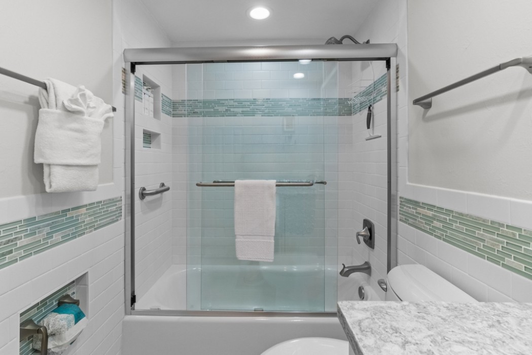 Guest bathroom w/combo tub/shower