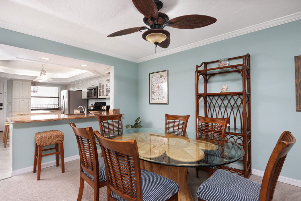 Dining table with seating for (6)