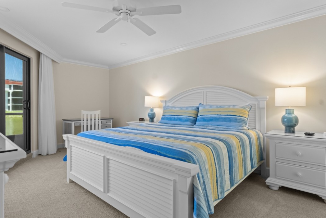 Master bedroom w/king bed