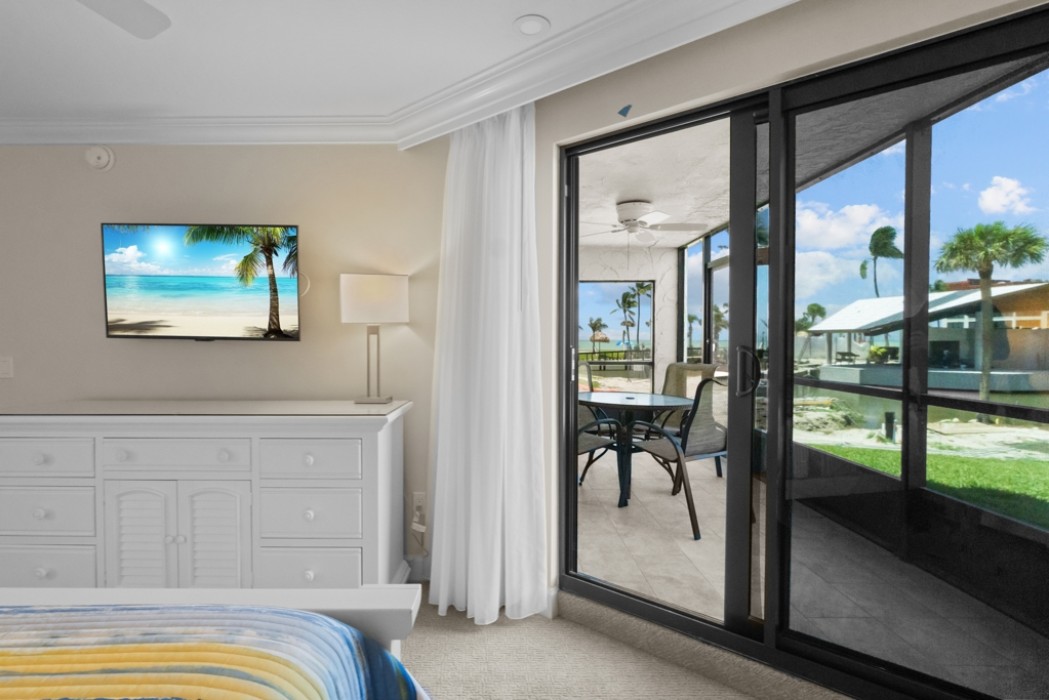 Master bedroom w/access to the patio