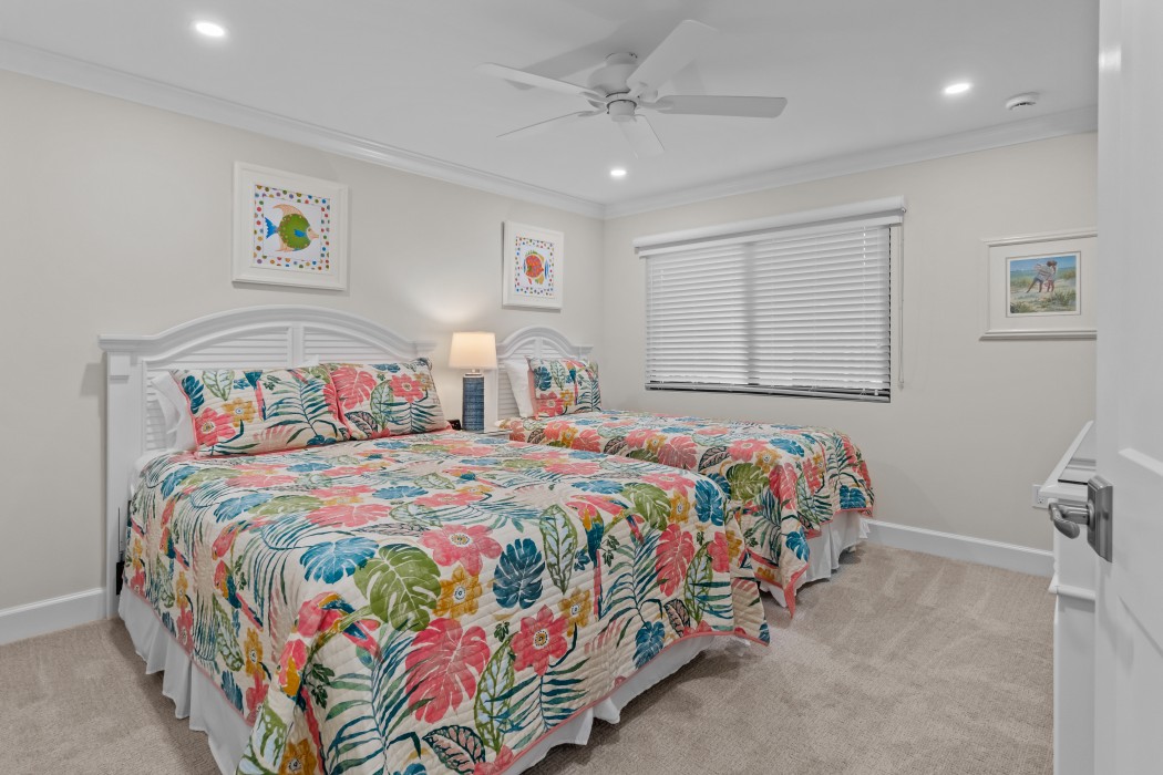 Guest bedroom w/twin & queen beds