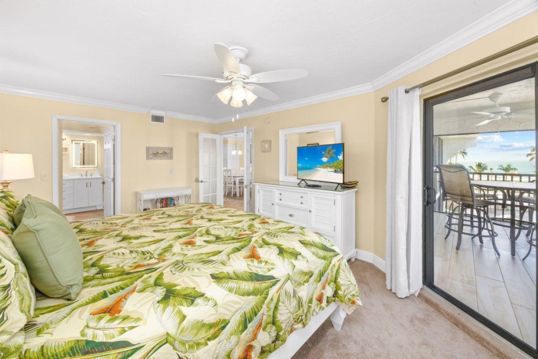 Large master bedroom with new mattress & flooring