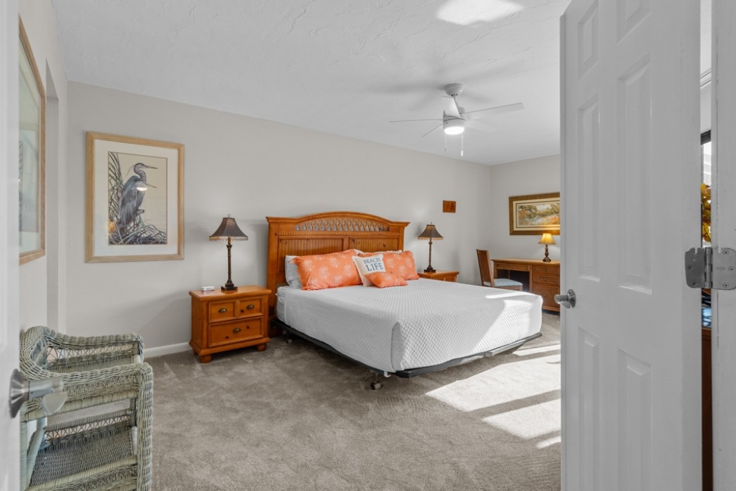 Master bedroom w/king bed