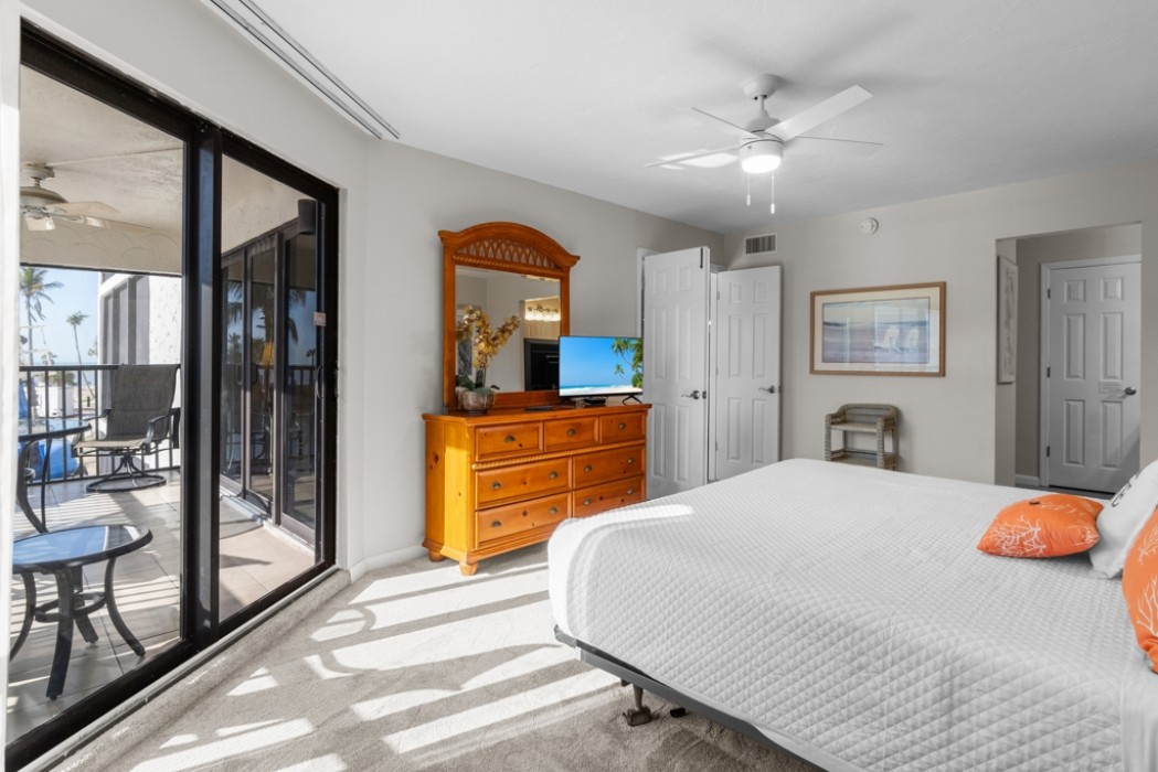 Master bedroom w/private entrance to patio