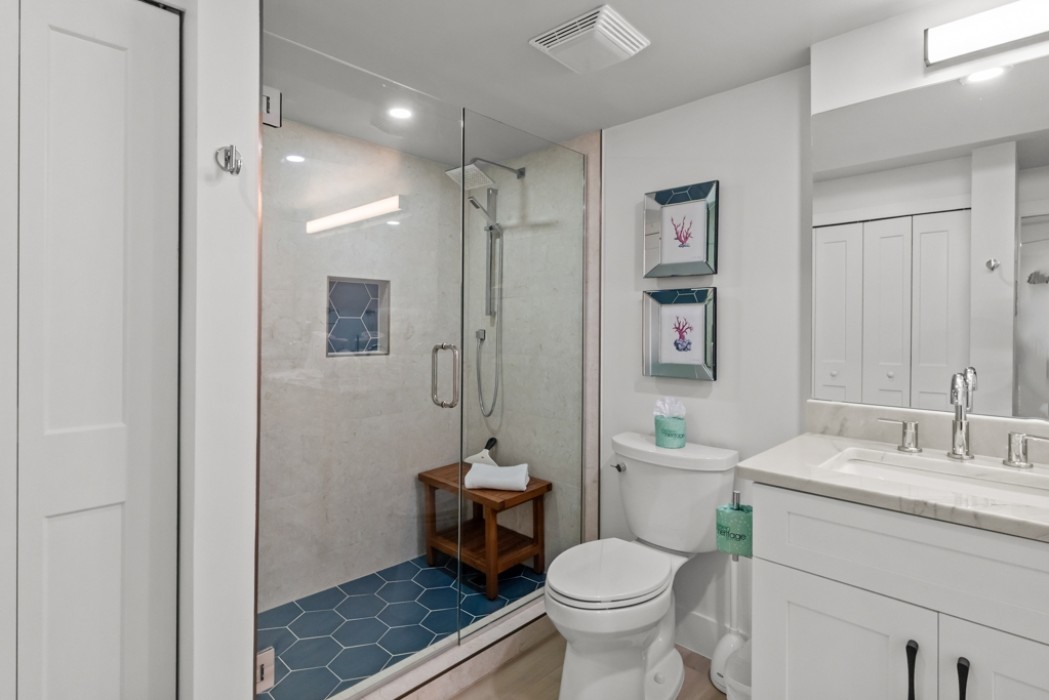 Master bedroom w/walk-in shower