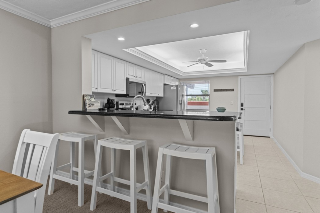 Kitchen w/stools