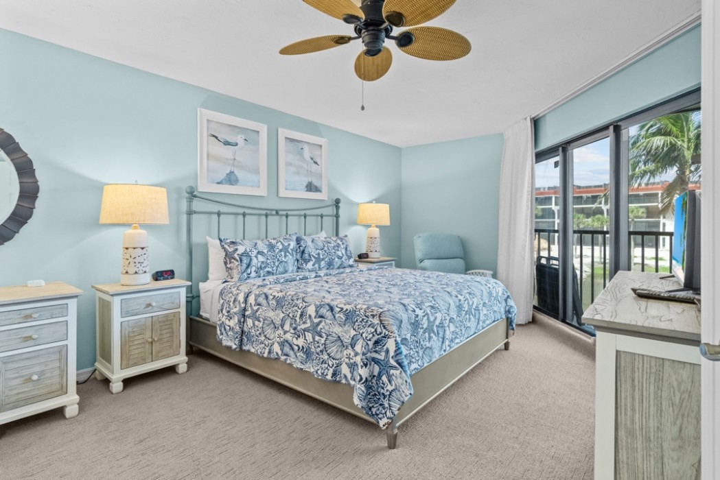 Master bedroom w/king bed