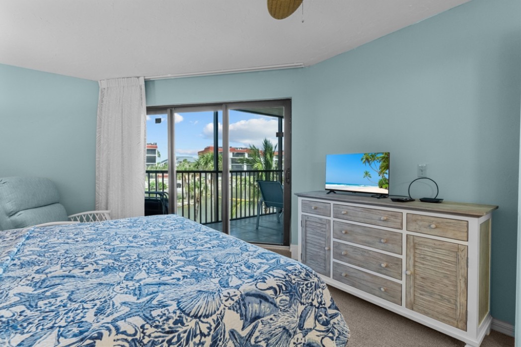 Master bedroom w/private entrance to patio