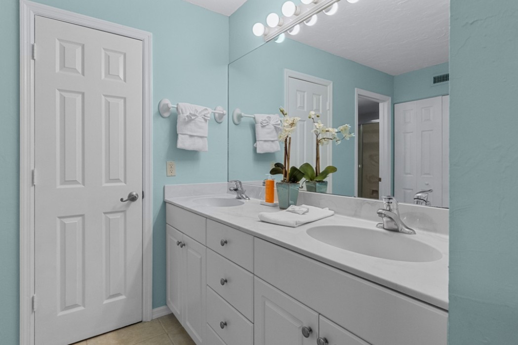 Master bath w/double vanity