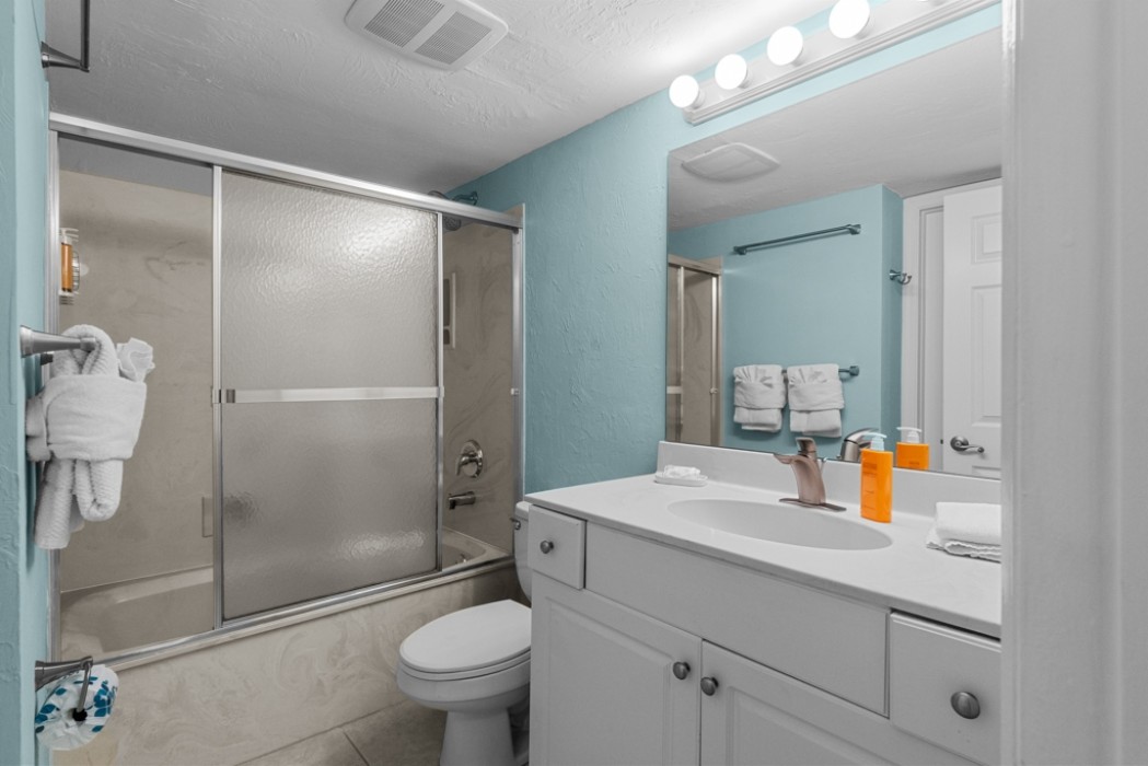 Guest bathroom w/combo shower/tub & toilet