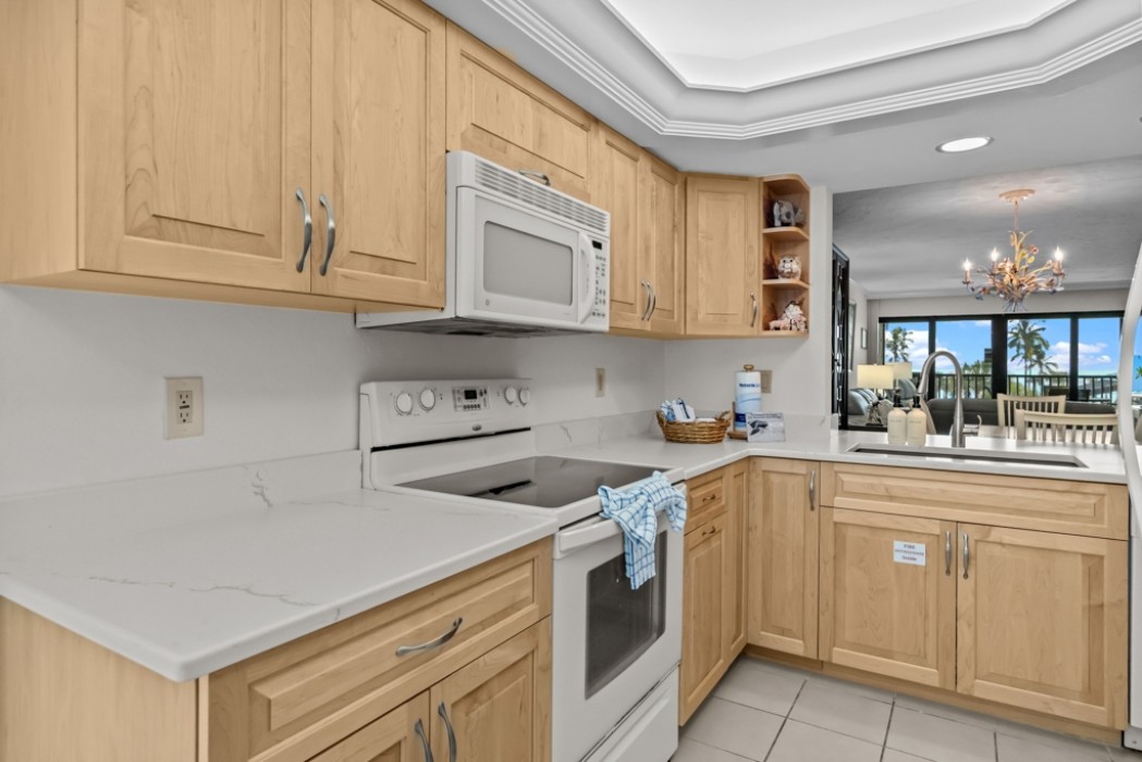 Kitchen w/full appliances