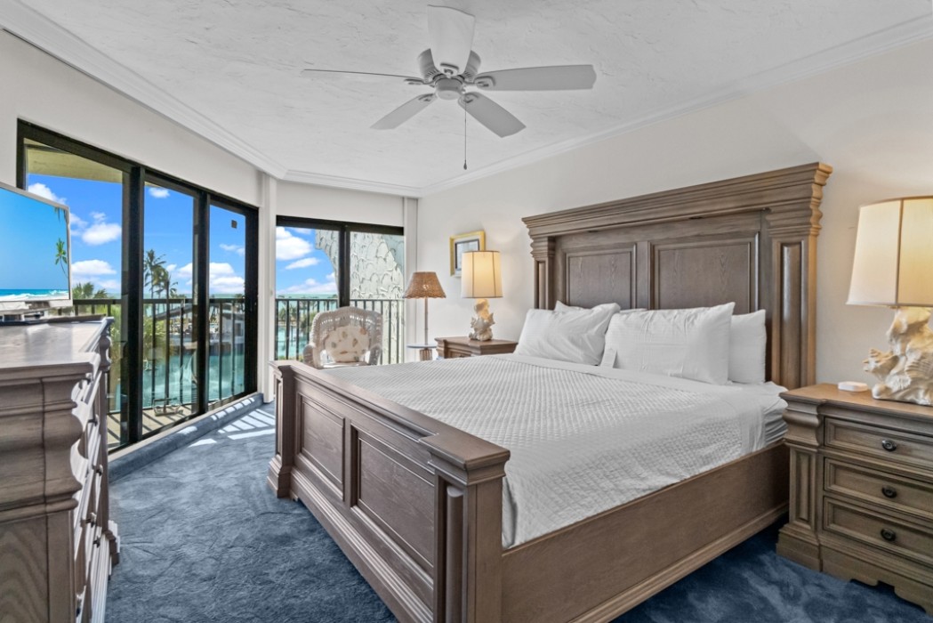 Master bedroom w/king bed