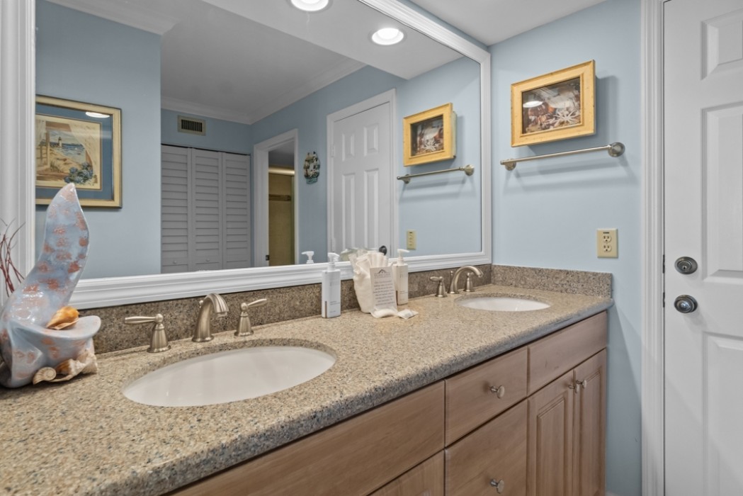 Master bathroom w/vanity