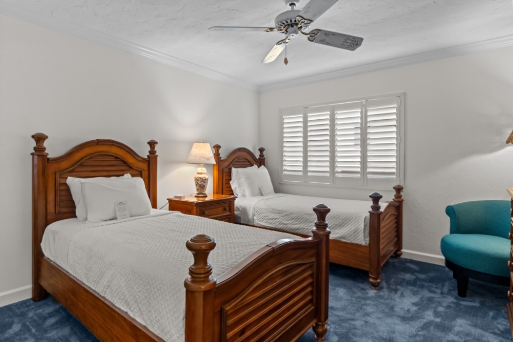Guest bedroom w/two twin beds