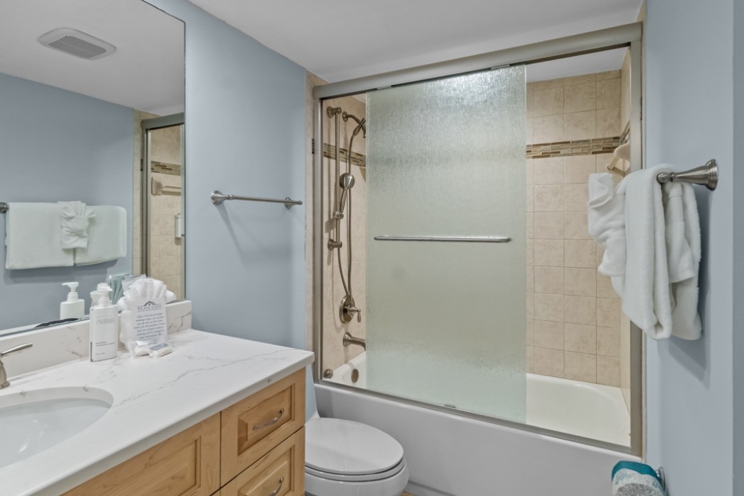 Guest bathroom w/combo tub/shower & toilet