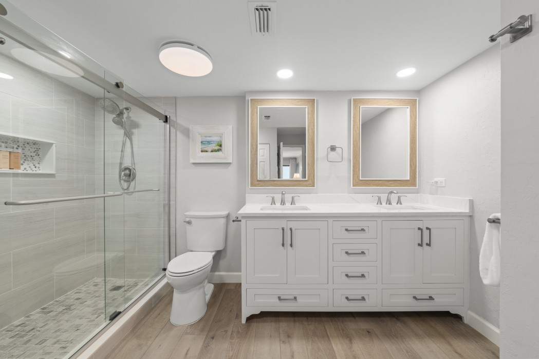 Master bedroom  w/walk-in shower