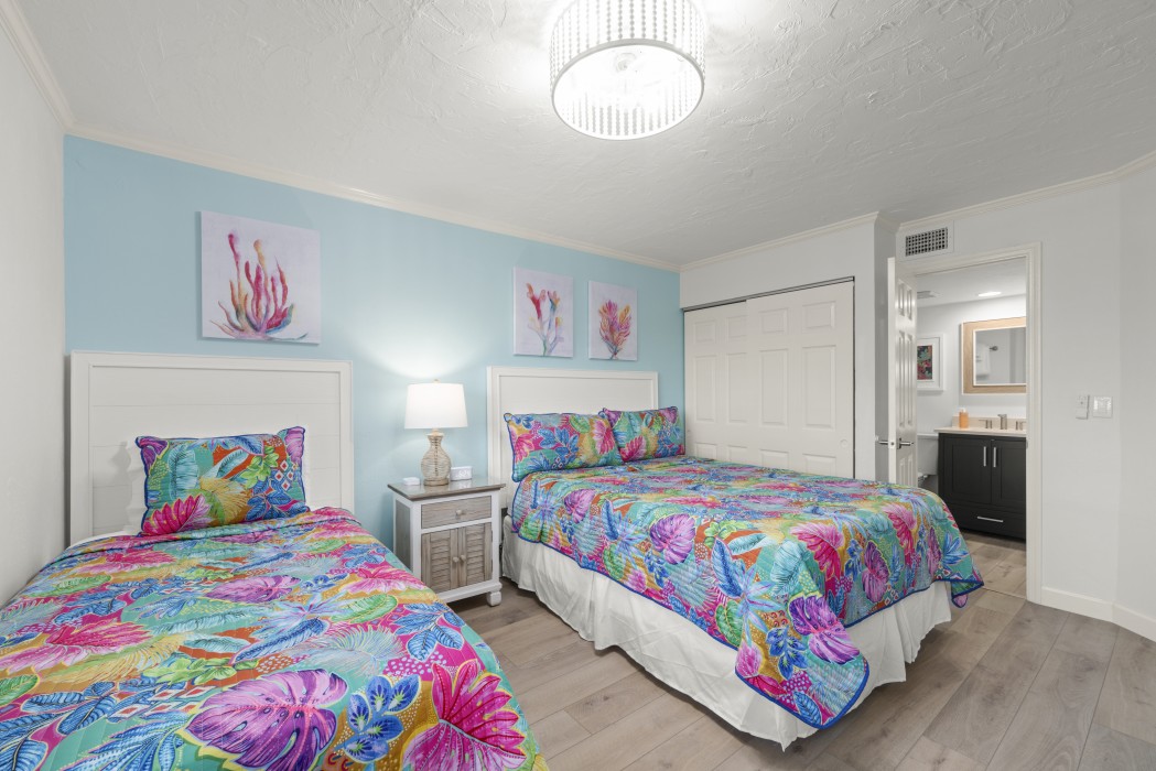 Guest bedroom w/queen and twin bed