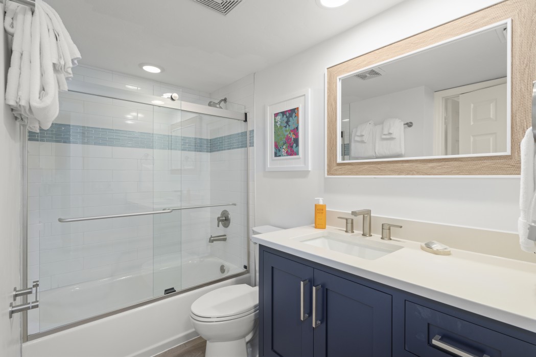 Guest bathroom w/combo shower/tub