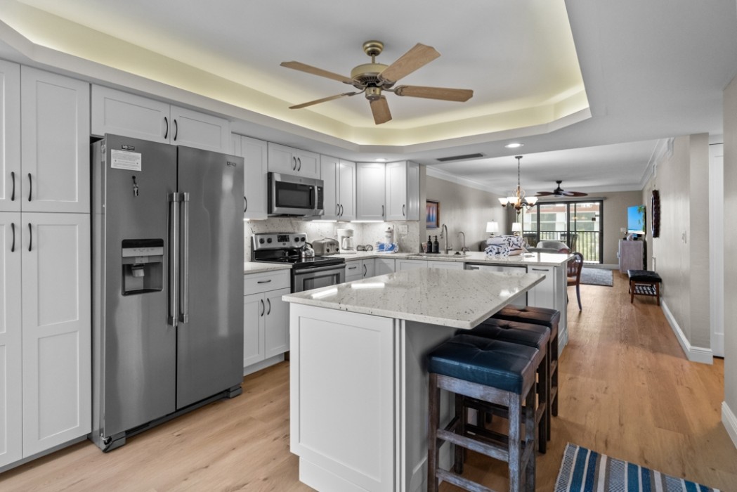 Kitchen w/island and bar stools