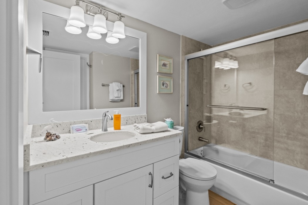 Guest bedroom with combo shower/tub