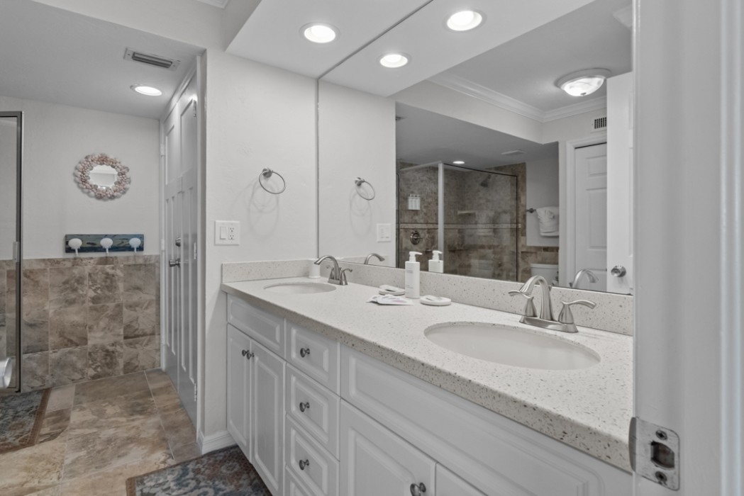 Master Bathroom w/Double Sinks