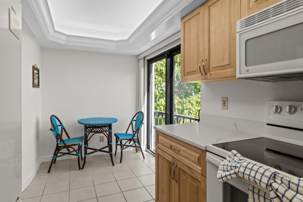 Breakfast table in Kitchen